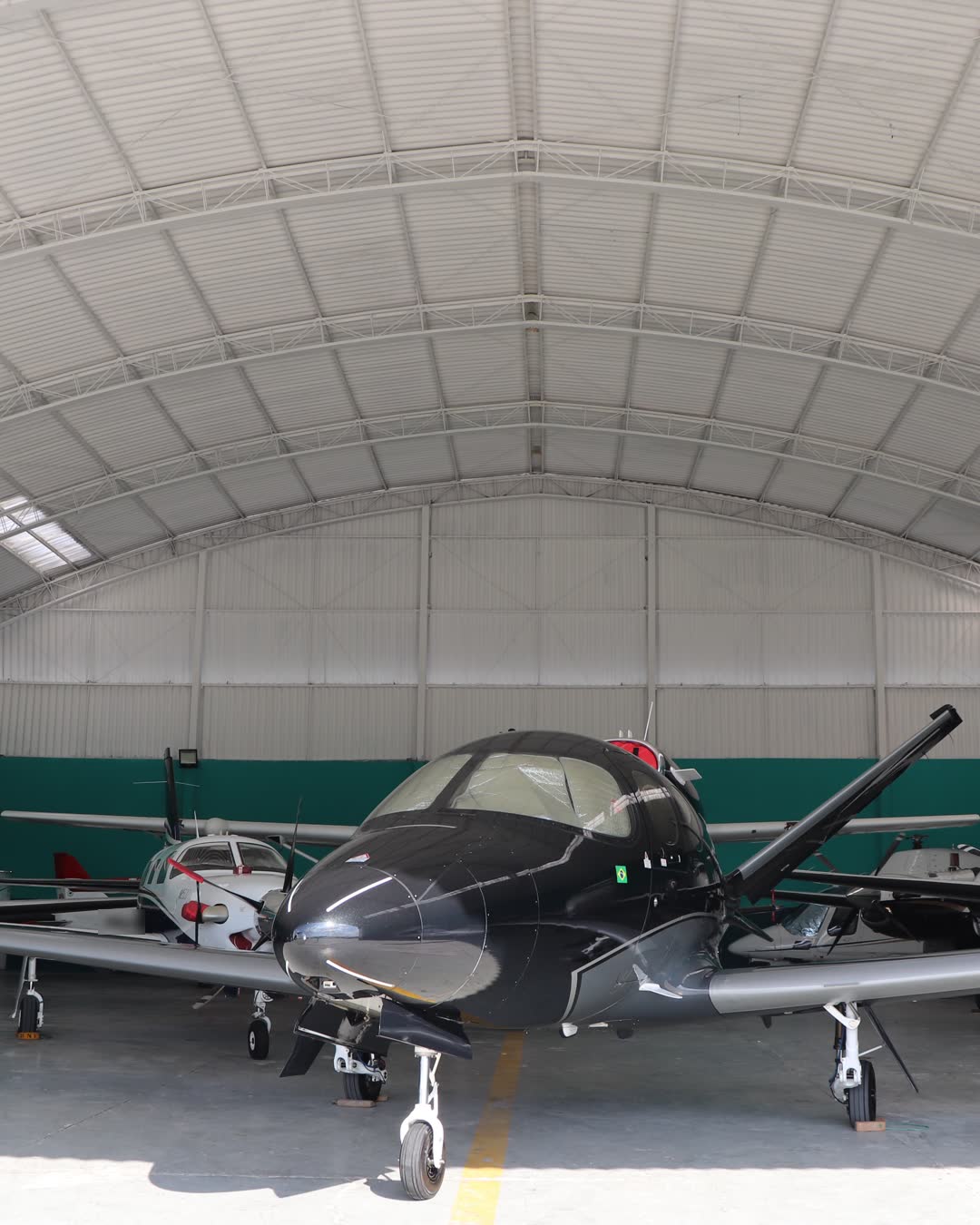 Hangar da Minetoo com aeronaves guardadas