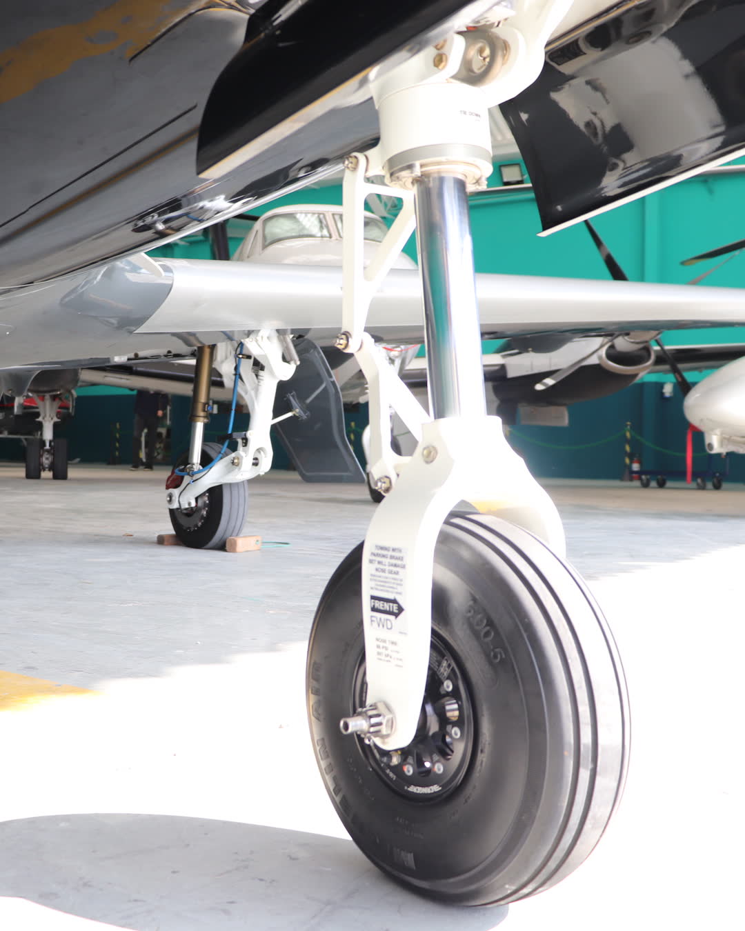 Trem de pouso de uma aeronave no hangar da Minetoo